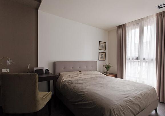 客房拥有完整的基础功能，设计师以沉稳色彩与简约线条，构成静谧的舒眠空间。