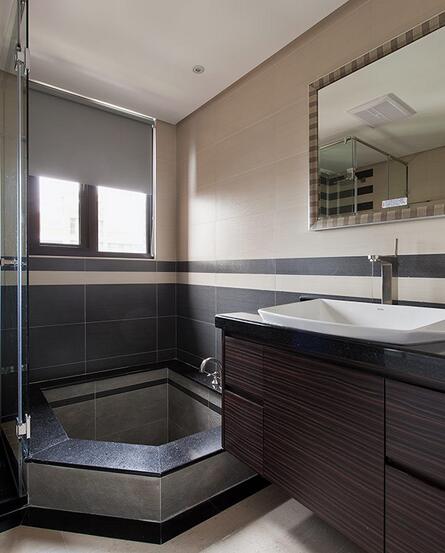 石砌浴缸以降板的规划，让屋主在家也可以享受舒适泡浴。