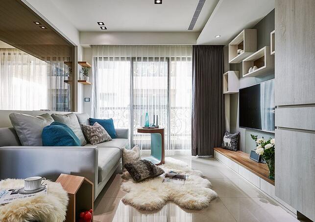 设计师以年轻人喜爱的北欧风格为设计主题，运用简单明亮的色调做铺陈，营造了清新舒适的居家氛围。家具软装搭配得恰到好处，轻松打造出了轻松休闲的的北欧况味。