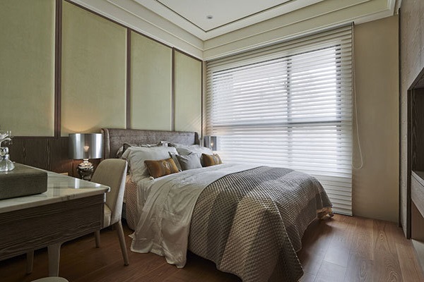 床头板的绷布设计具有柔和舒适的视觉舒缓效果，设计师运用中性色和大地色，为睡眠空间带来了沉静的氛围。