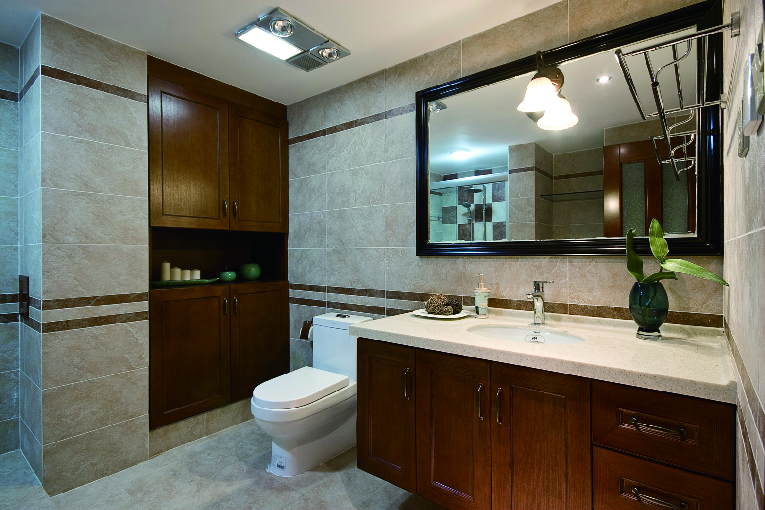 暖色系的卫浴间做了干湿分离，多处设计的浴室柜收纳功能强大。