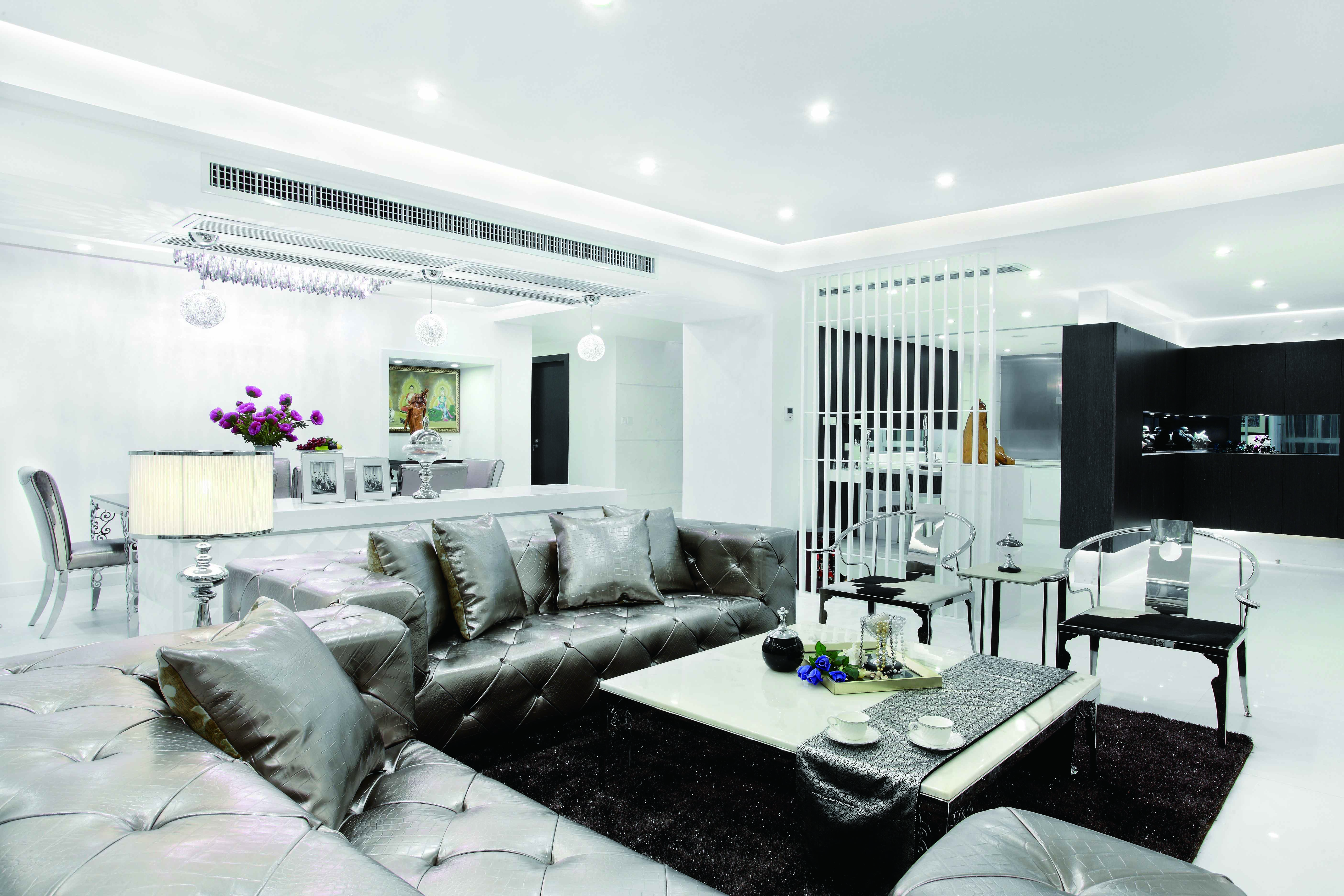 现代感十足的客厅，地毯的使用柔和了整个空间。