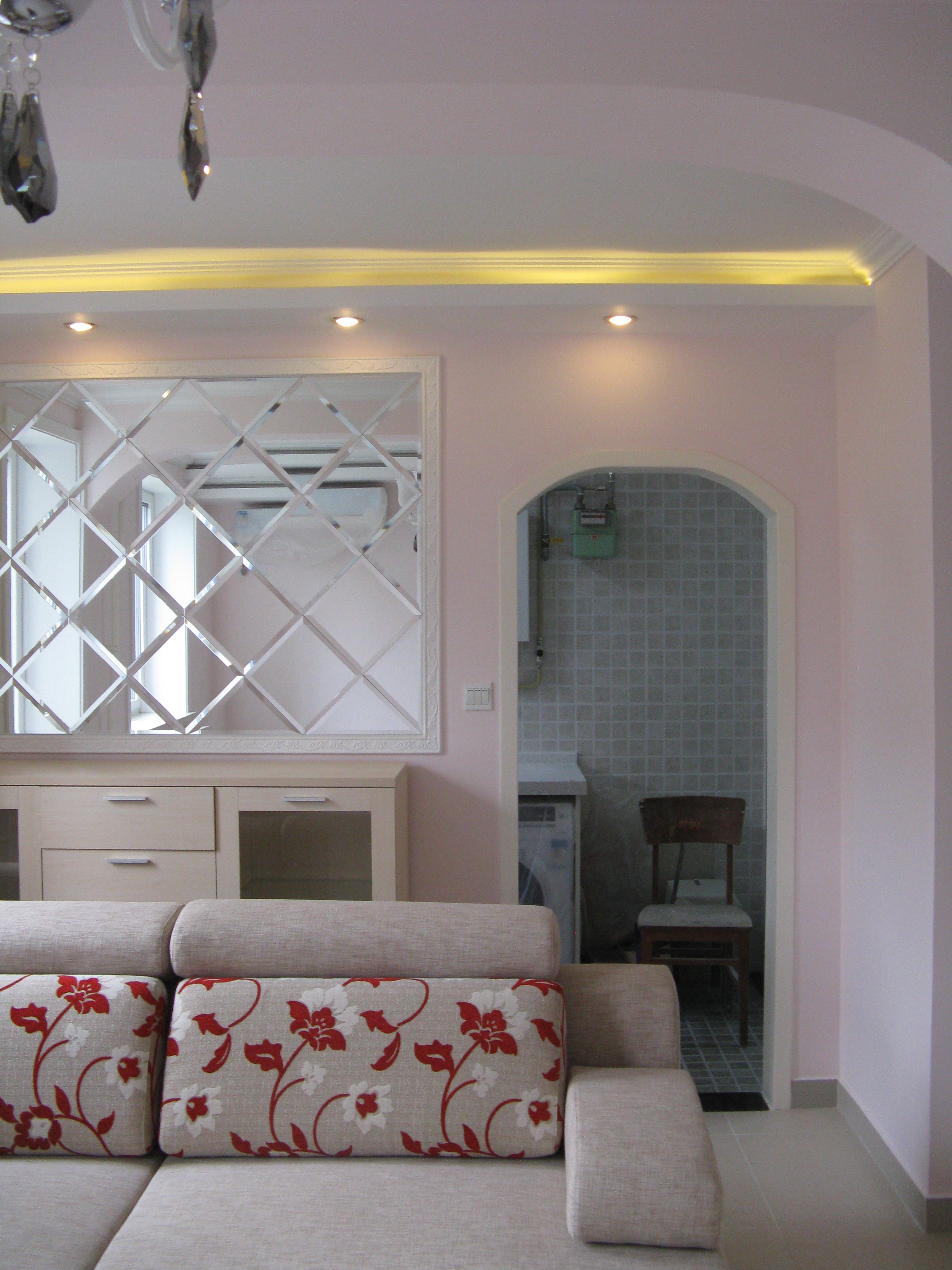 客厅的布艺沙发秀气可爱，墙面漆颜色的选择，充分体现了温馨的居家主题。