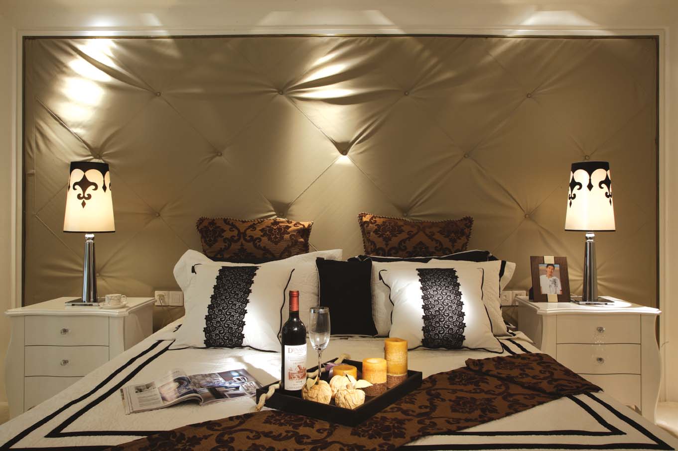 床头墙柔软的设计倍显温馨，饰品的搭配也必不可少。