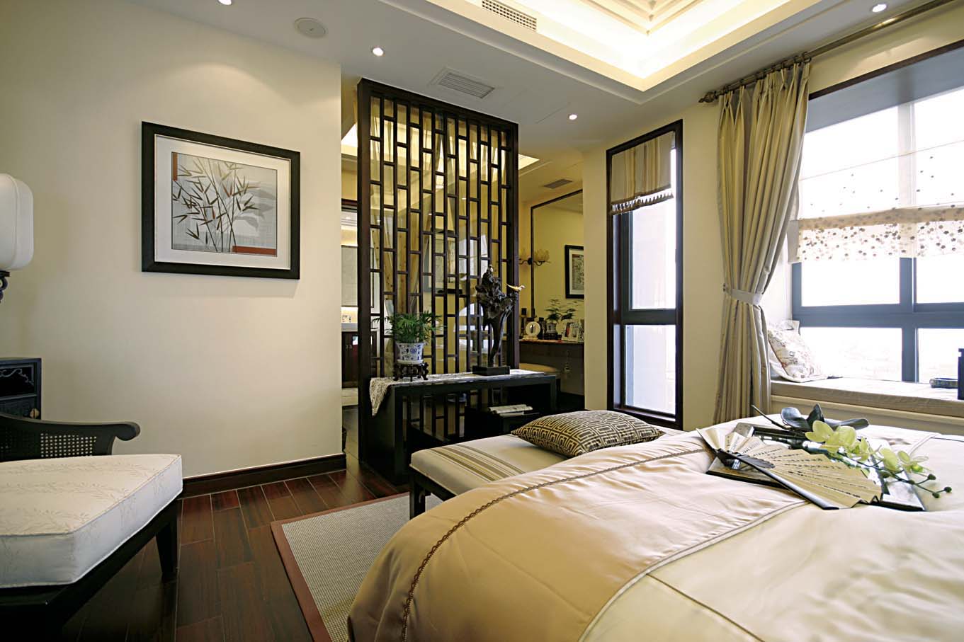 卧室整体白色和木质纹理营造温馨舒适的感觉。