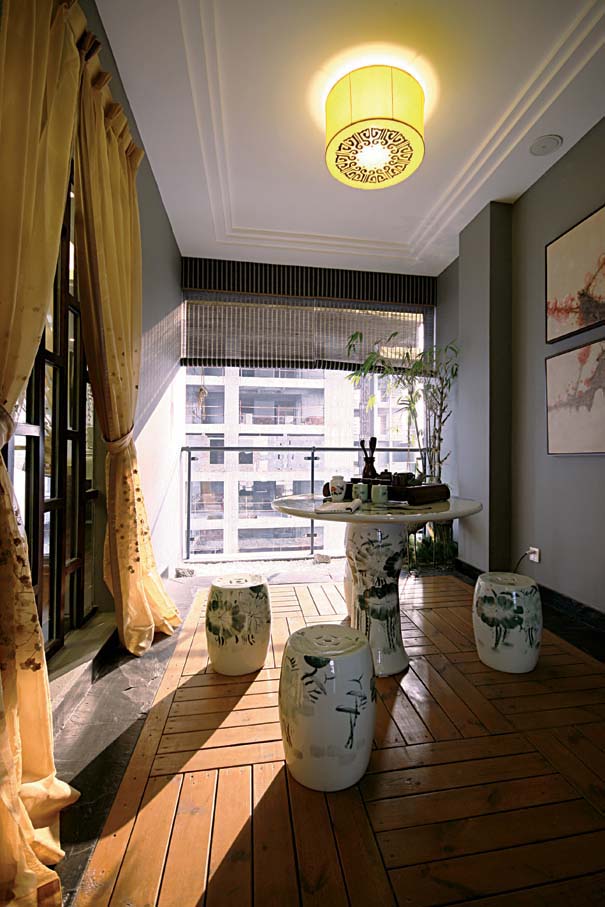 以水墨炫彩的茶区设置阳台空间，休闲趣味浓厚。