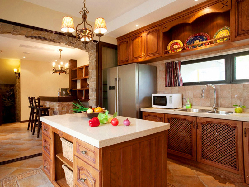 厨房胡桃色的厨柜吧台增加的酒架设计，凸显出主人的品味。