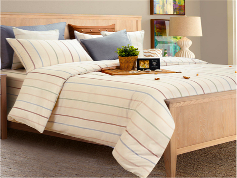 浅淡的色彩、洁净的清爽感，让卧室空间得以彻底降温。