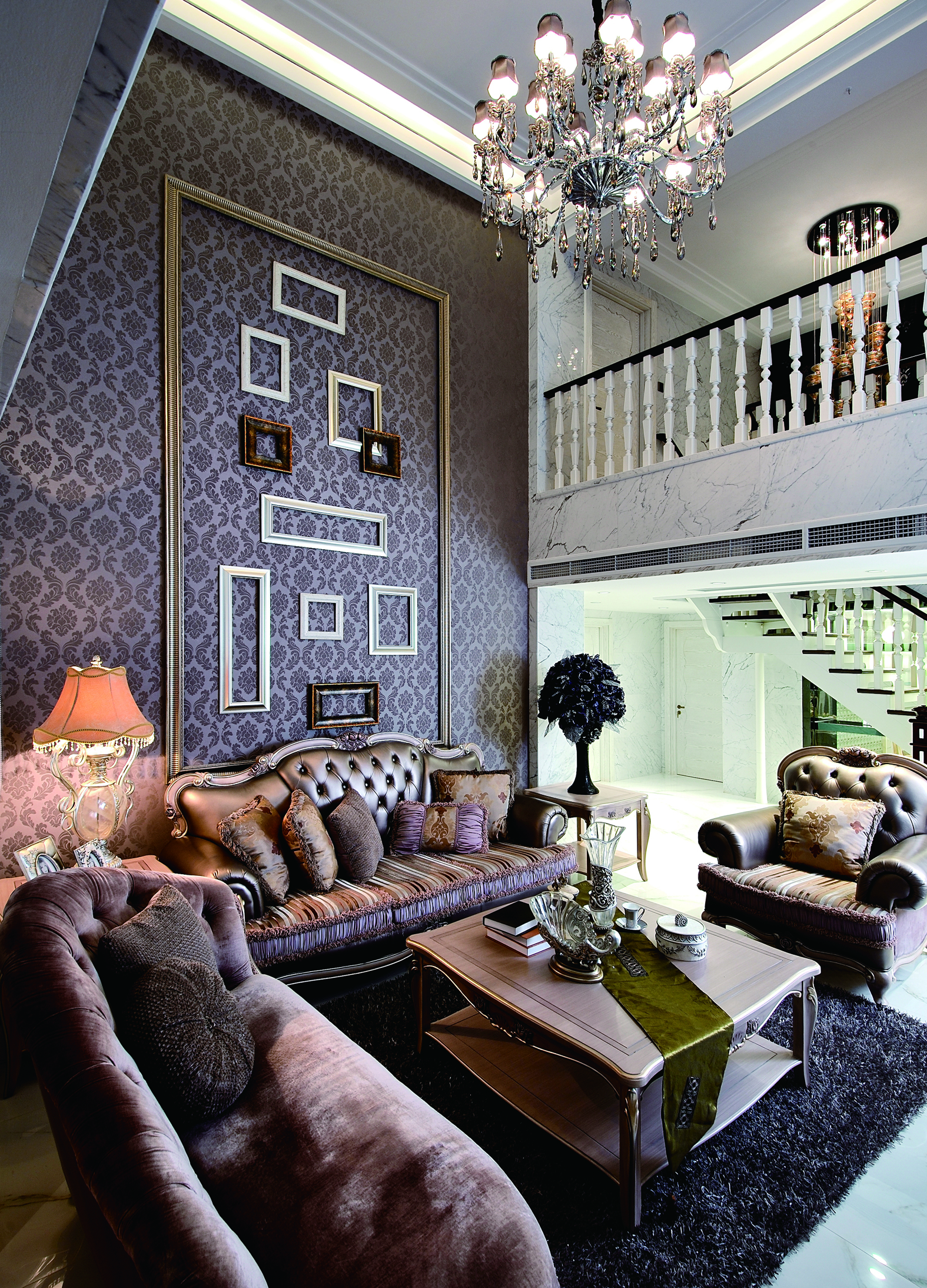 磨砂布艺沙发搭配水晶灯散发着欧式的华美与浪漫。