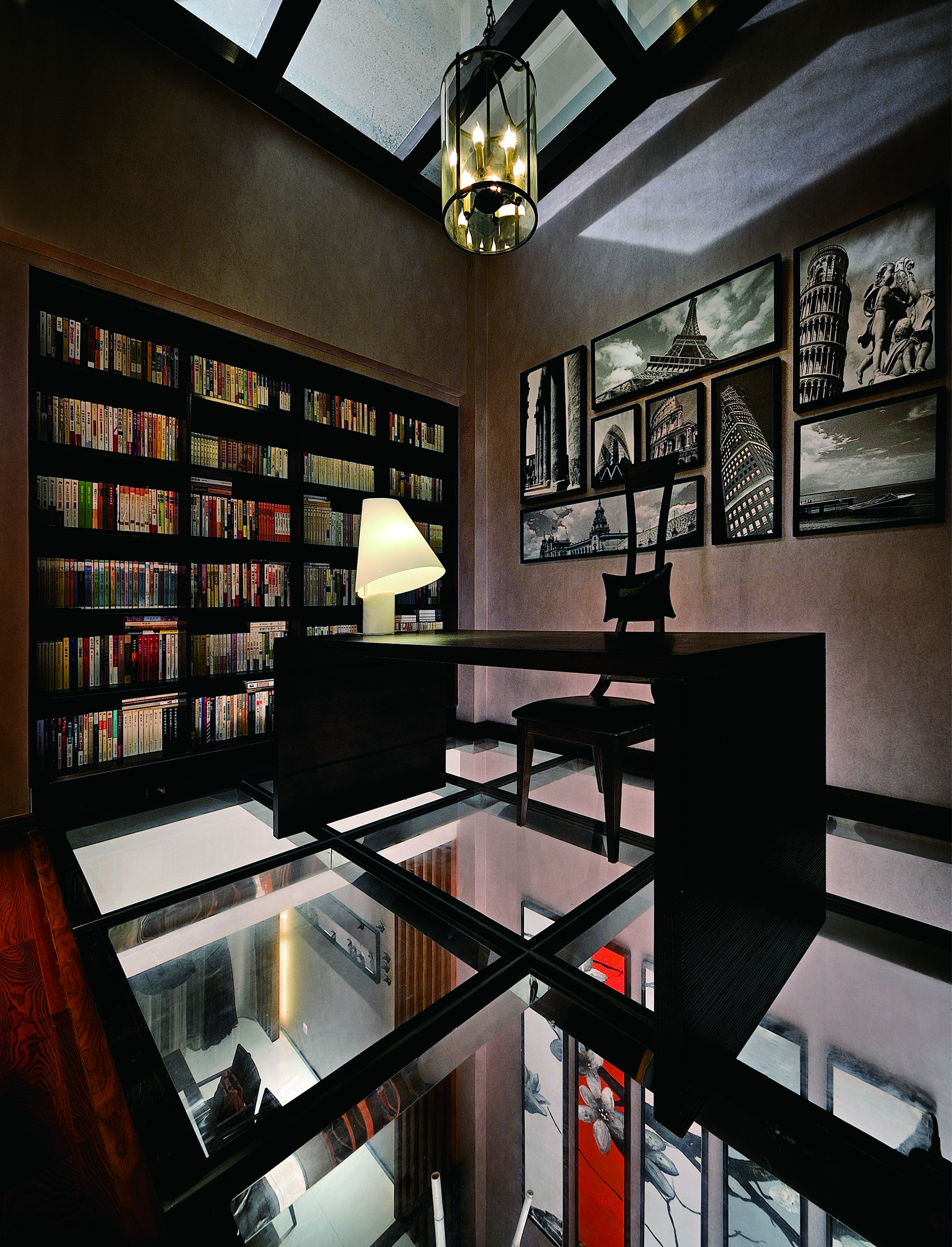 钢化玻璃上的书房，往下看有点怕怕的，不过亲放心，绝对安全呢。