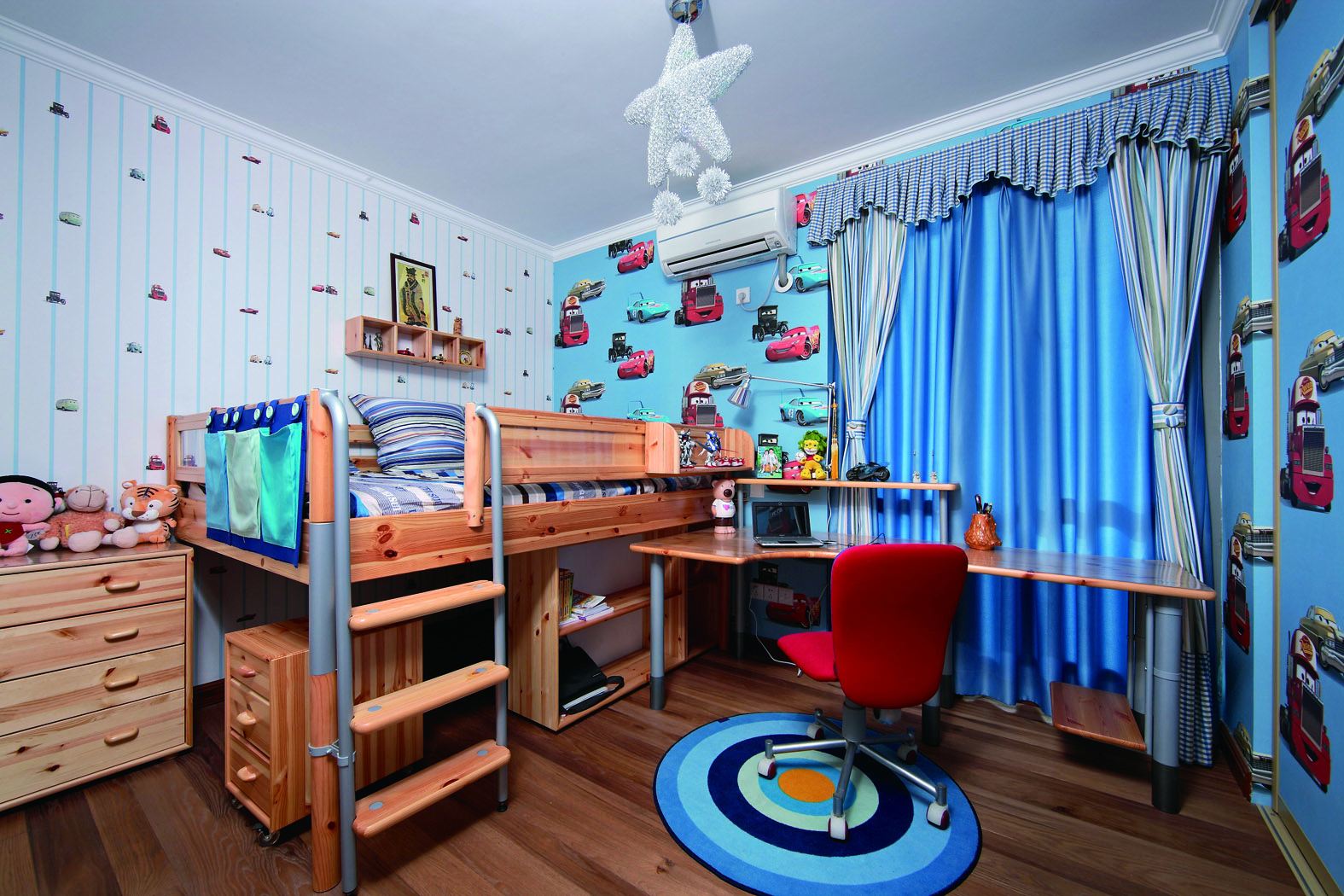 儿童房以蓝色为主色调，卡通墙纸充满童趣!