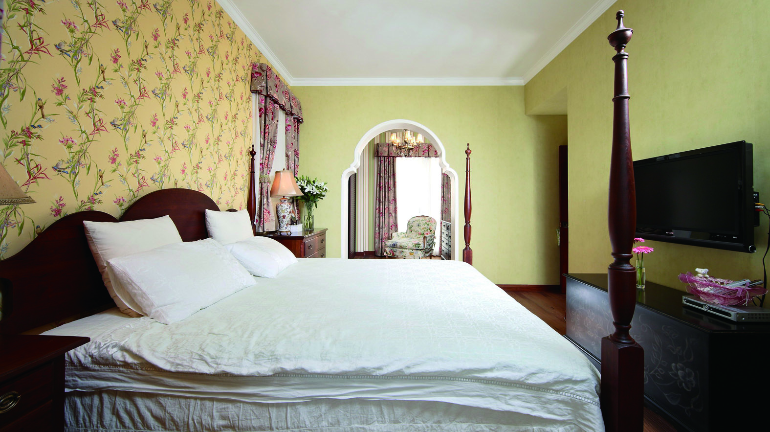 暖色调的卧室温馨柔美，花型壁纸和窗帘的小面积应用避免了空间过于凌乱。