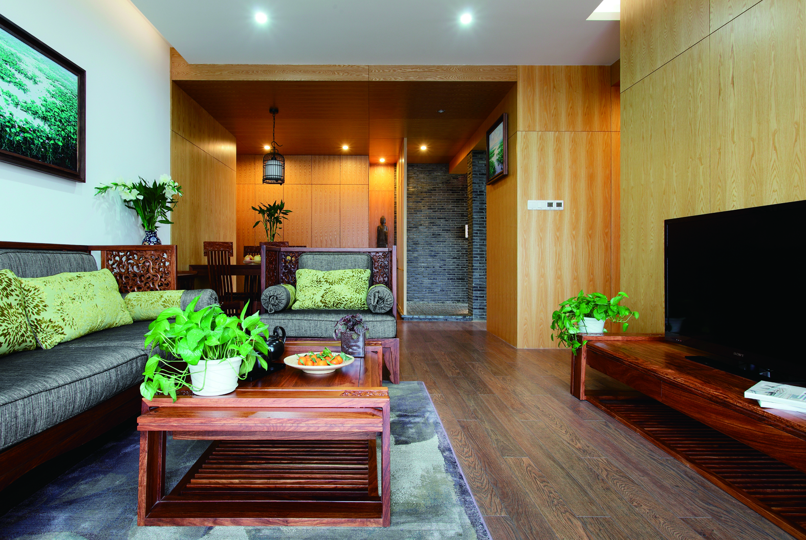 客厅里大量原木材质的应用，质朴而沉稳。