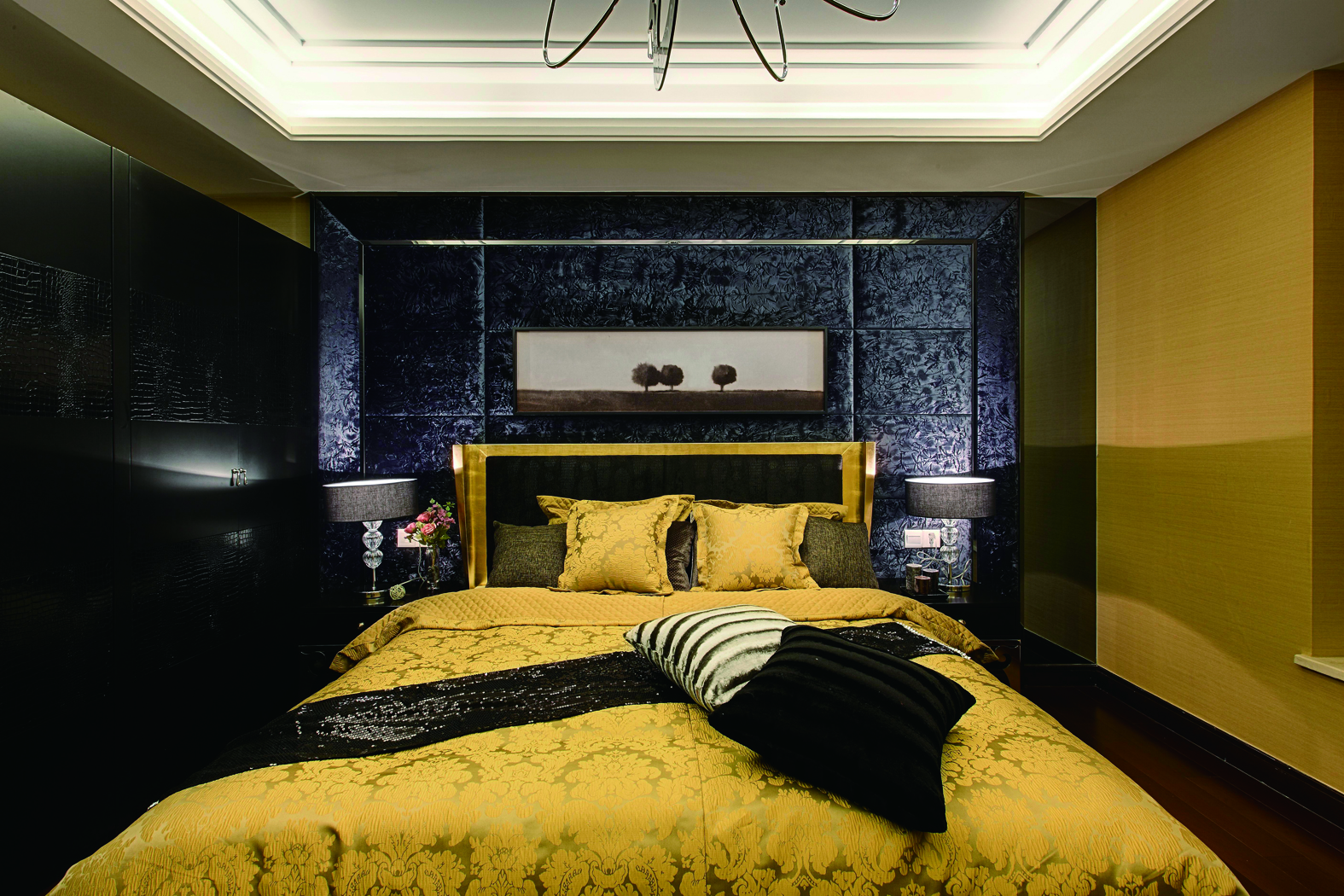  深色系的墙面配以明黄的床品，虽不太符合大众的品味，但深得业主欢心。