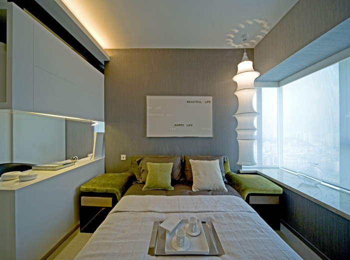 简约的床头造型，大面积的自然采光，充满生机的绿色床饰，整个空间充满层次感。