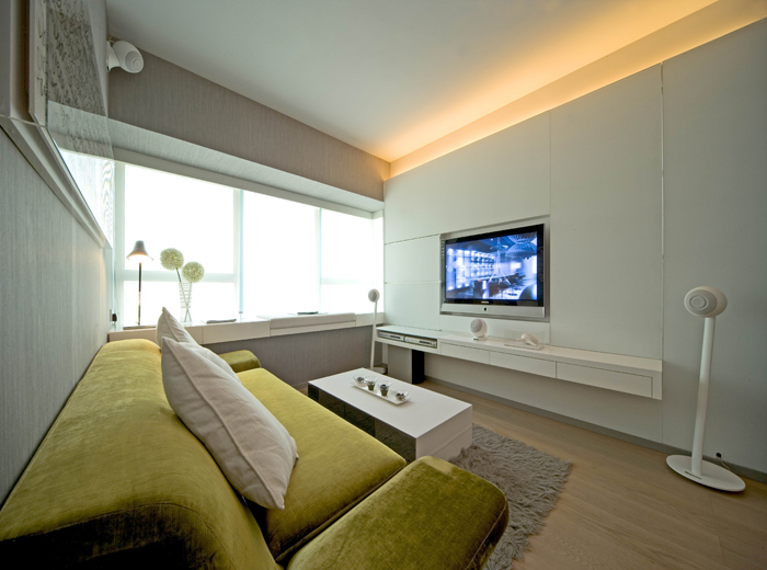 嵌入式电视墙与上方灯带融为一体，使整个空间更加灵动。