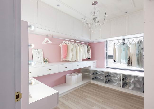 粉色的墙面用在试衣间配上白色的柜体，温馨和梦幻的感觉。