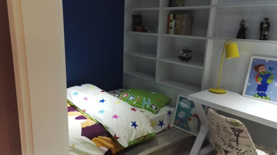 男孩的房间，采用了蓝色的墙面，配上白色的柜体，营造出，安静，舒适的视界效果，有利于孩子的睡眠和做作业的氛围。