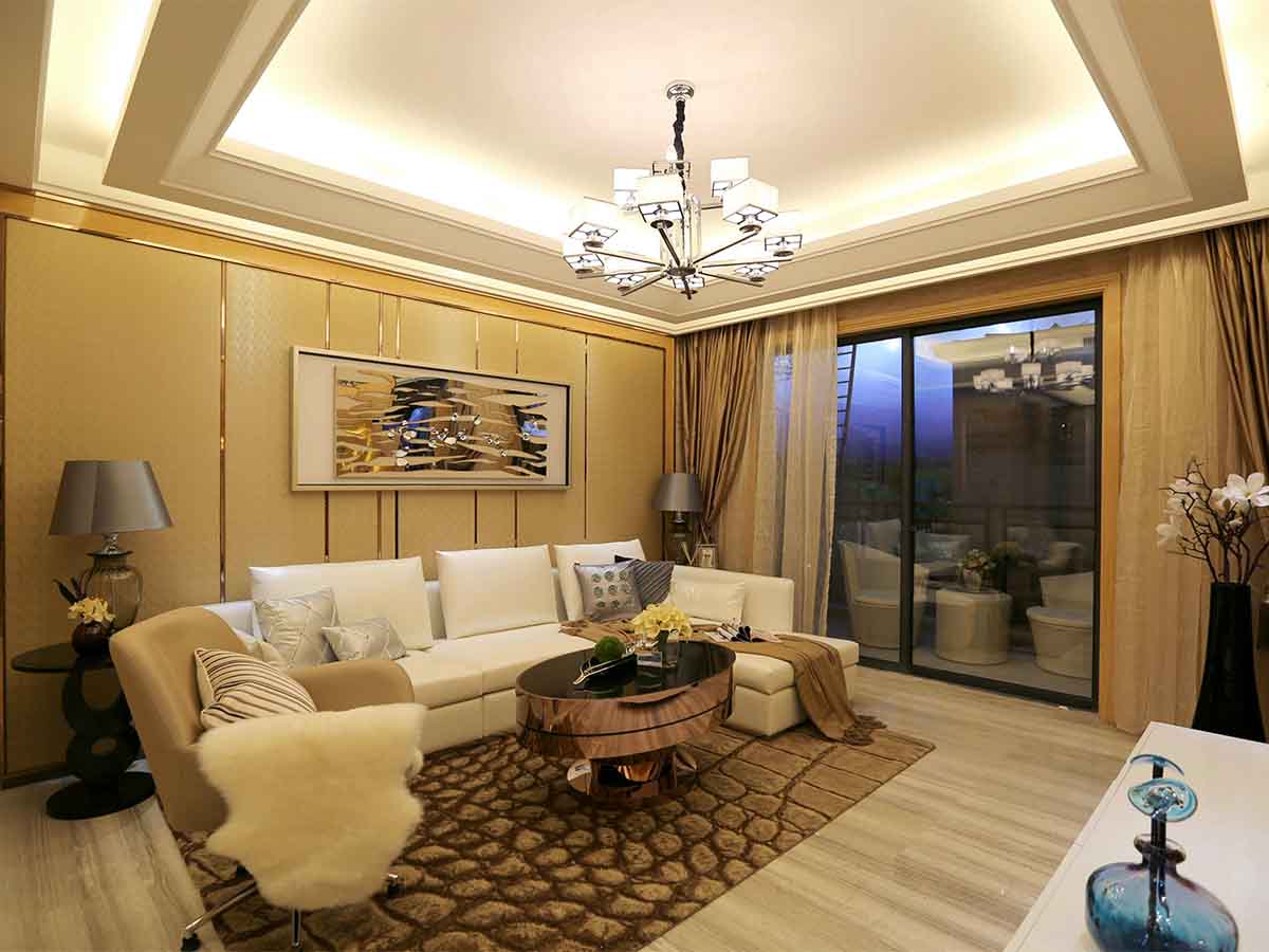 一盏个性的吊灯，金属质感的茶几，可以让暖色调的客厅充满现代感。