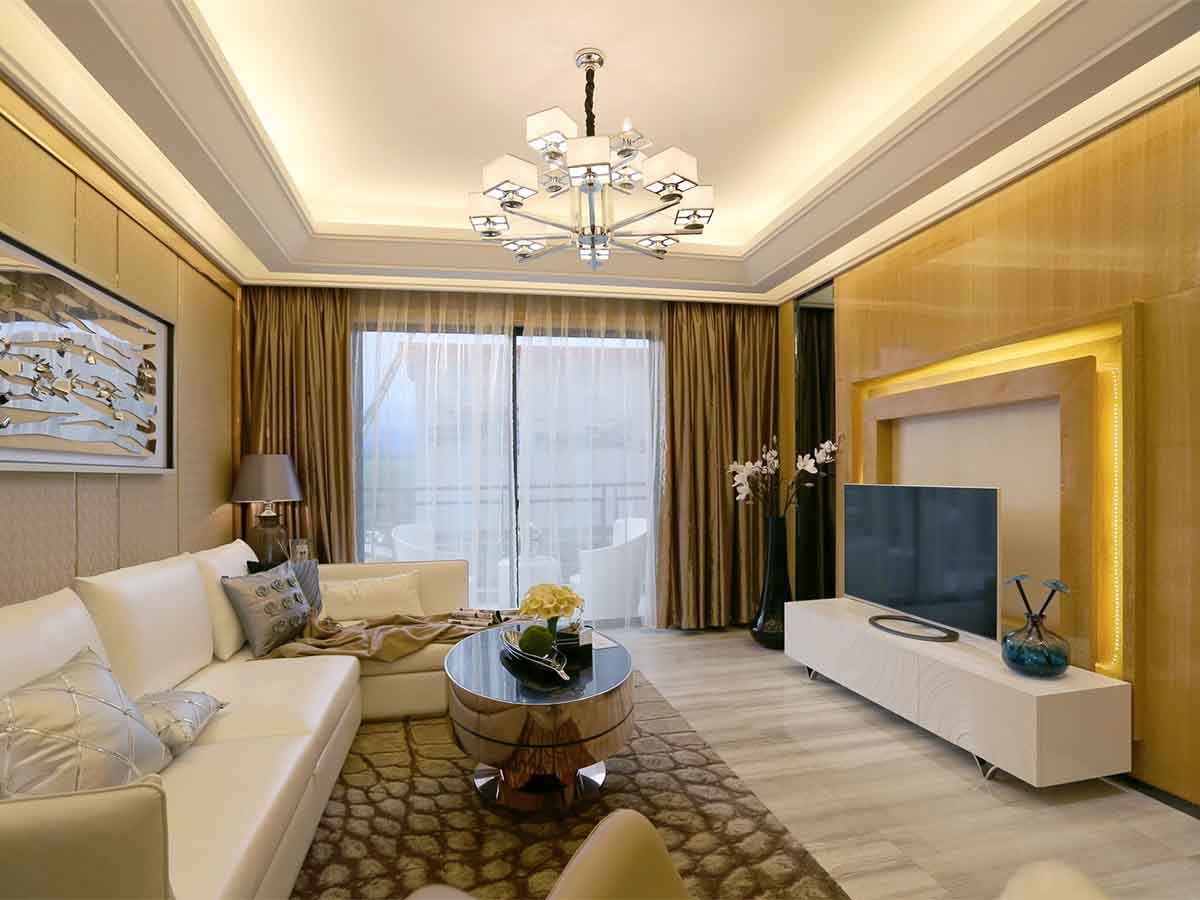 客厅面积不大，但是光泽感和皮质沙发可以让整体感受更尊贵。