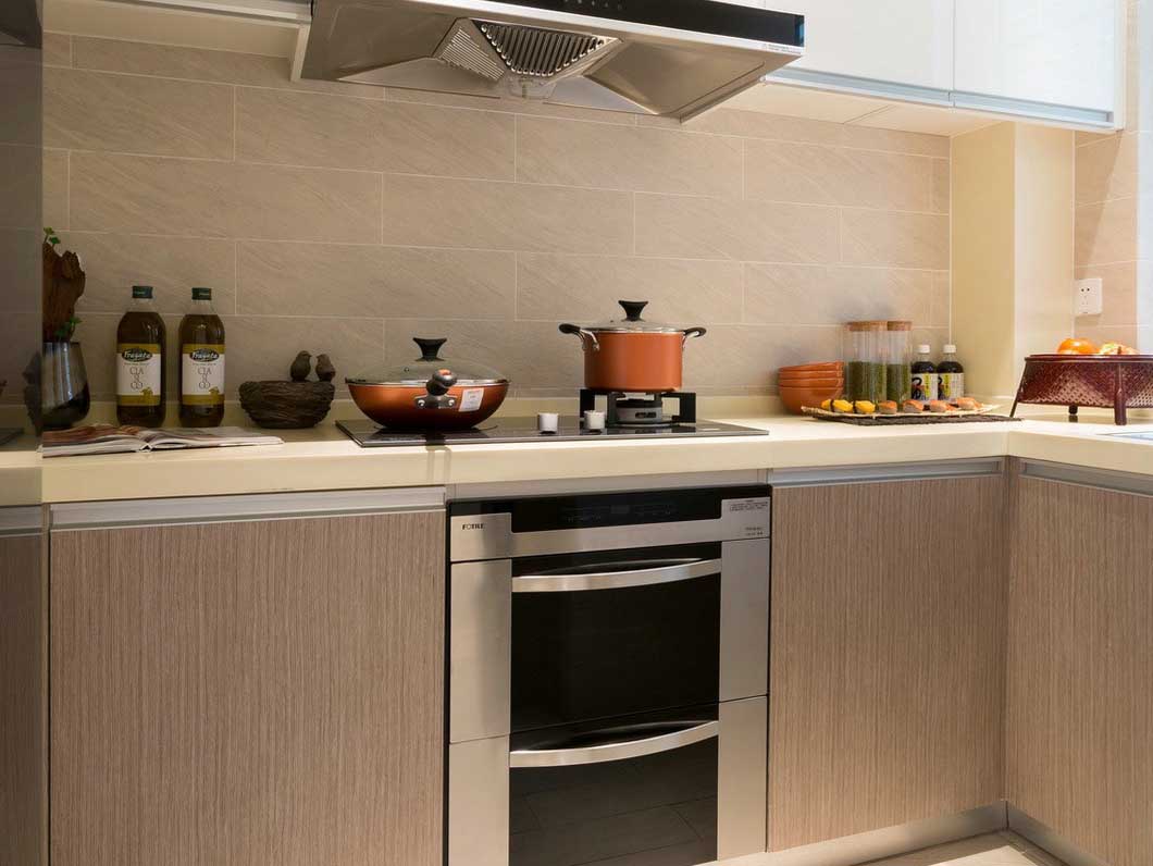 小小的空间里，根据空间定制厨柜可以解决很多麻烦。