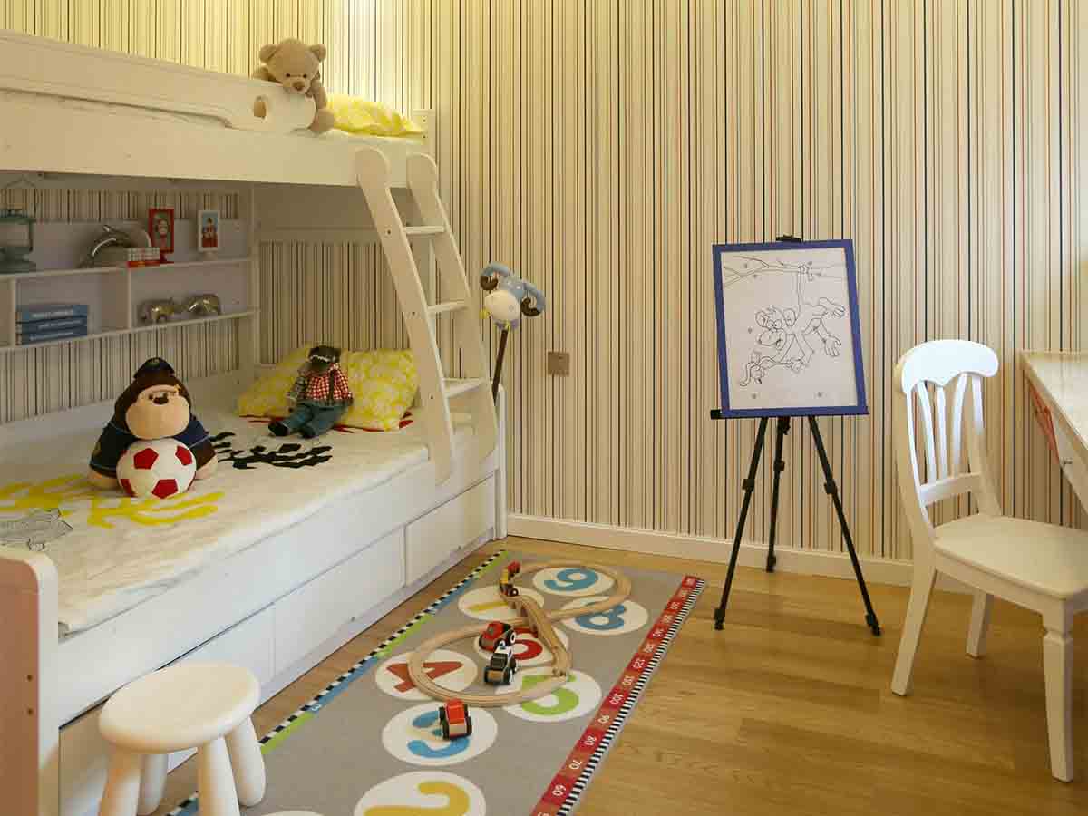 白色的家具需要常打理，选择粗壮一点的结构让孩子活动得更安心。
