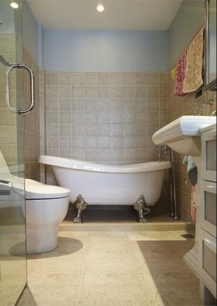 卫生间小巧的浴缸与空间合称，整体布置干净整洁。