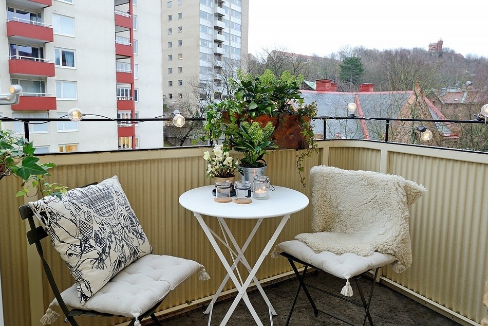 小小的阳台是休闲的最佳去处，绿植点缀出了自然清新的风貌。