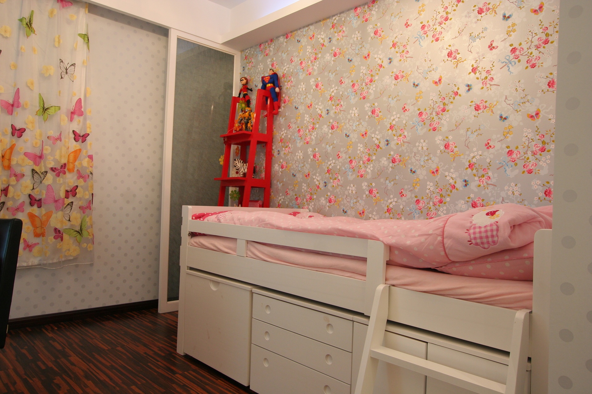 儿童房的床铺下方设计为层层划分的柜体，满足了日常的收纳需求。