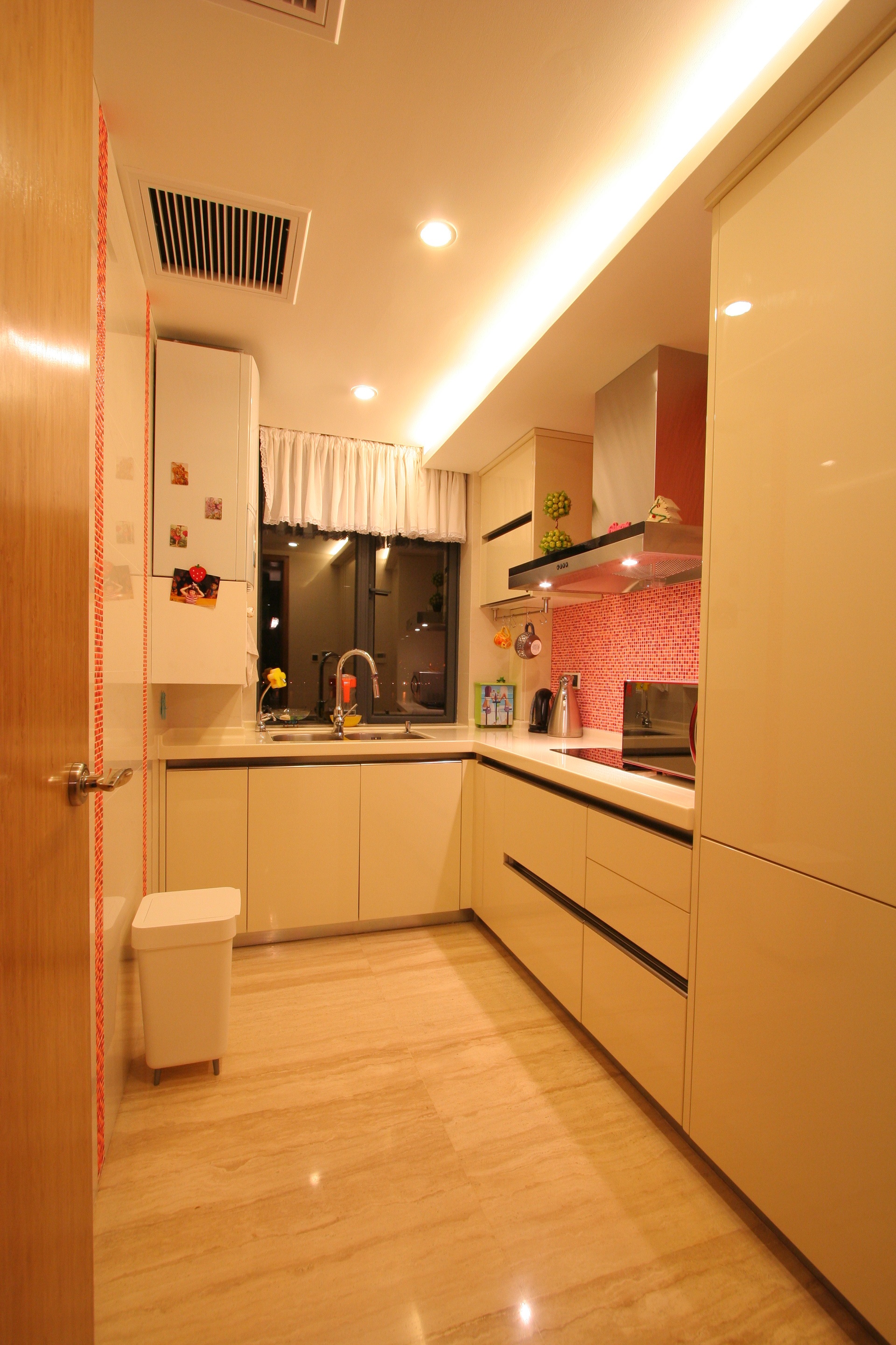 厨房墙面十分特别地以粉色的马赛克瓷砖铺饰，使得烹饪时光也格外甜蜜。