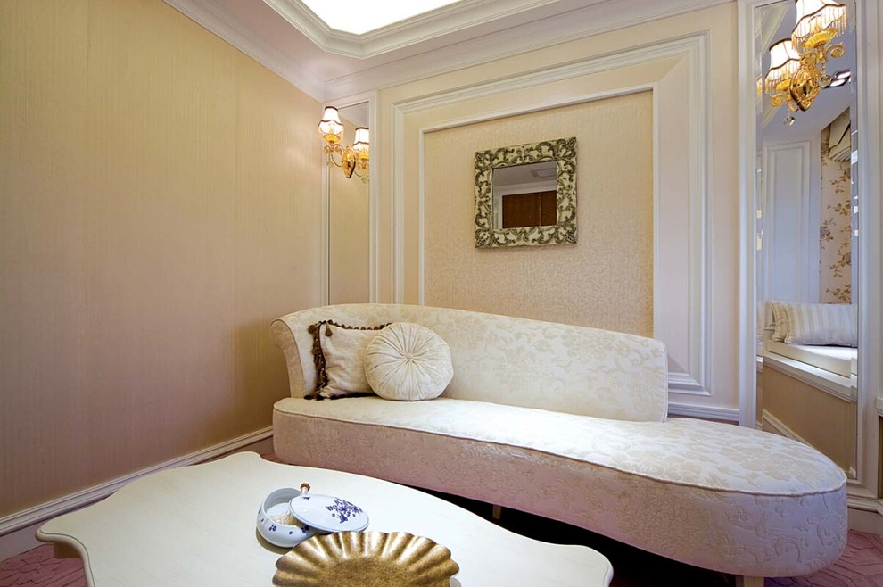 客厅面积有限，线条优美的造型沙发成为了视觉的中心，浪漫唯美。