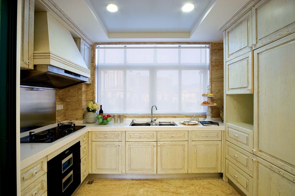 明亮清爽的厨房容纳了大面积的橱柜，为下厨提供了充足而便利的使用基础。