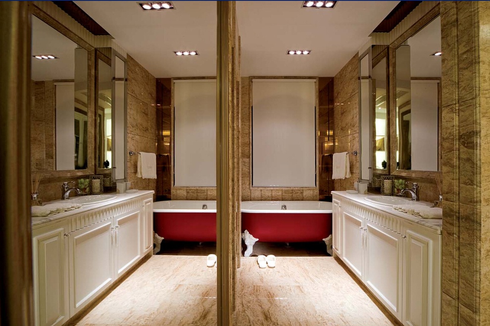 卫生间以带有天然纹路的瓷砖铺贴，高端尊贵，在简明的设计中尽显低调的奢华。