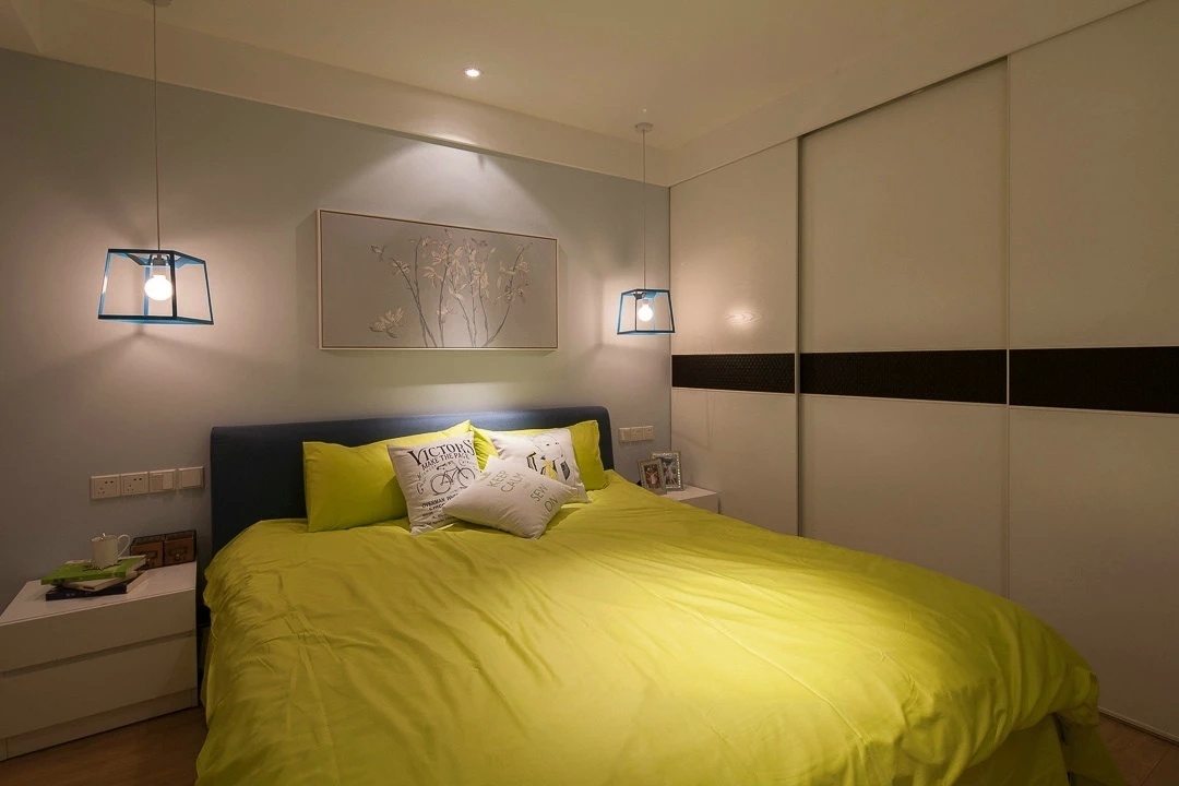 清淡的用色为睡眠提供了安适的氛围，暖色床单带着丰富的温馨感陪伴你入眠。