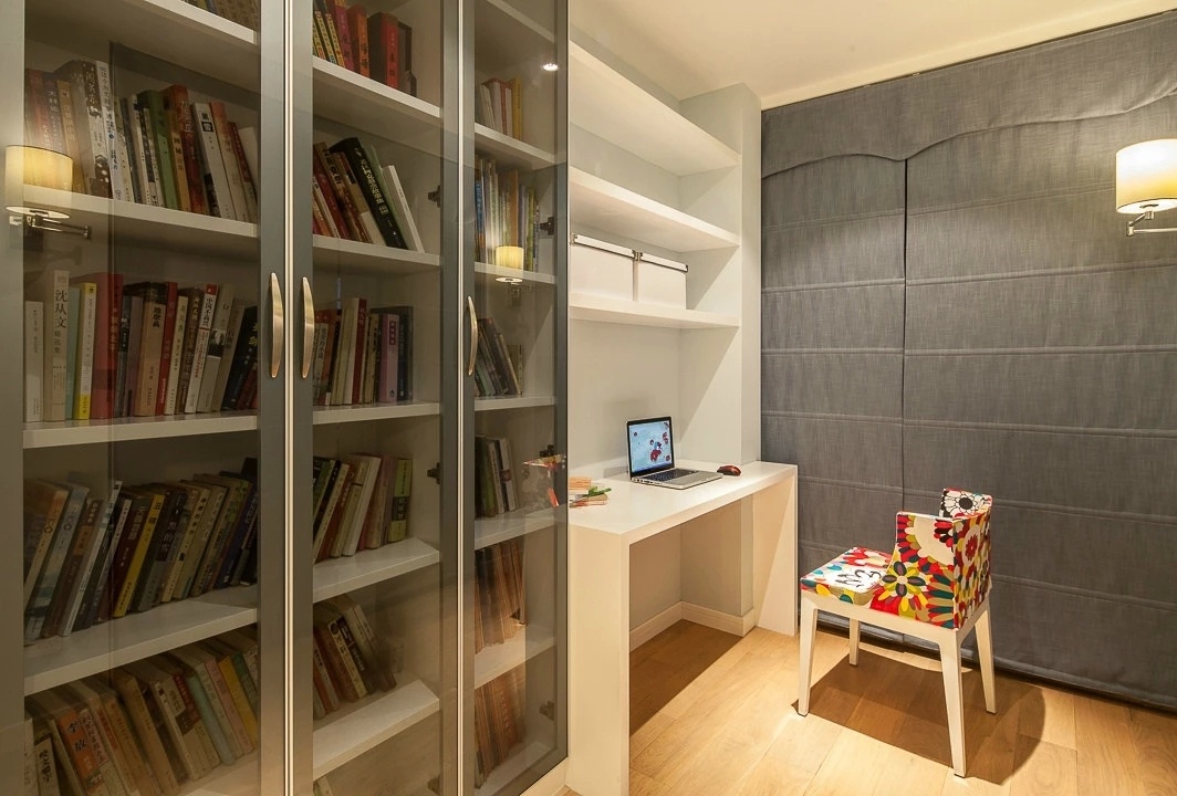 灰与白的色调搭配凸显了办公领域沉稳的个性，家具设置清爽而实用。