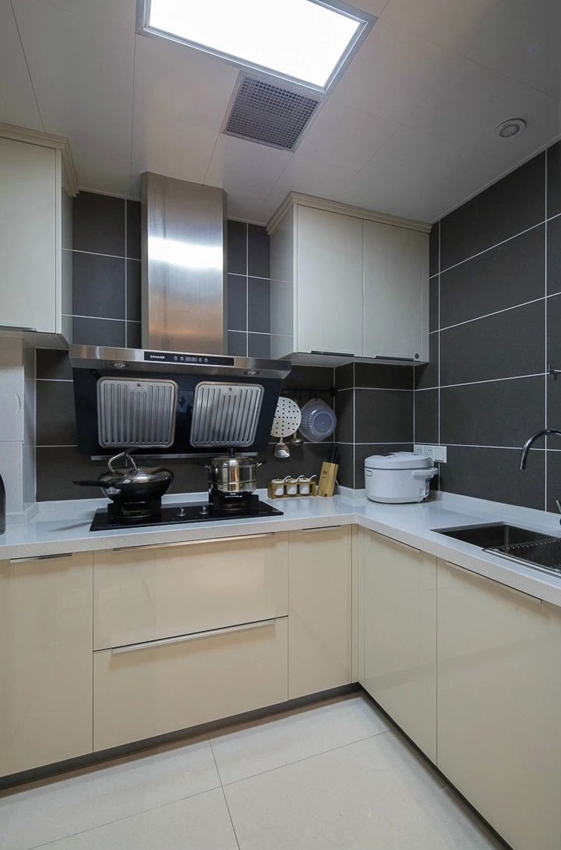 厨房简单明亮，却在灰色壁砖的烘托下显示出了别样的高端质感。