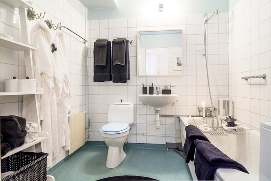 卫浴空间规划收纳衣物的功能，让换下的衣物不会乱放，整洁利落。