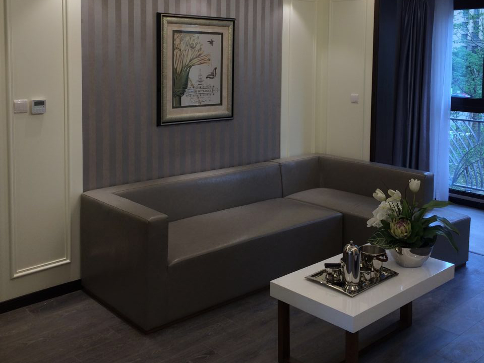 一套灰色的沙发，仿佛在客厅浑然而生，造型简洁、低调。