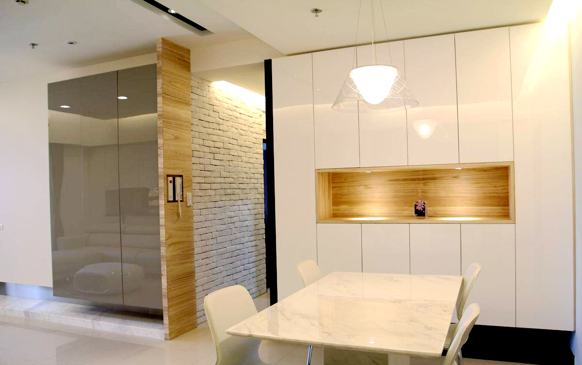 餐柜加入梧桐木材质，使客厅、餐厅的设计元素有所延续，并成为入口的端景。