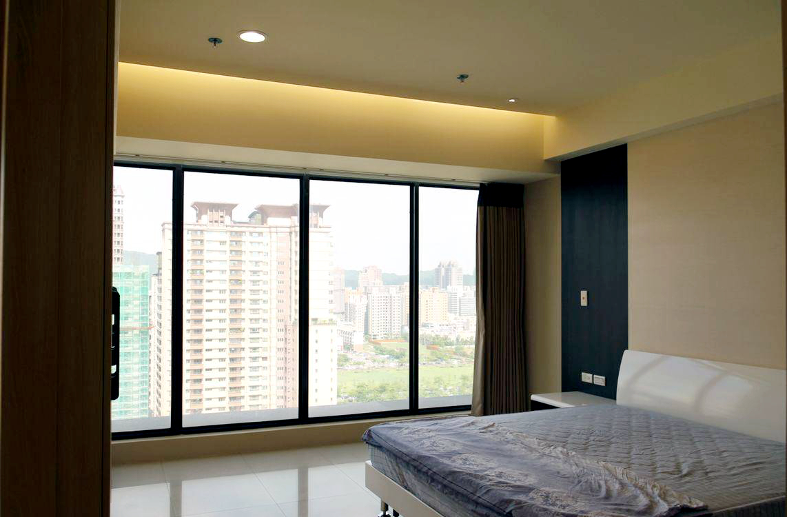 卧室床头维持简洁的设计风格，制造宽敞明亮的空间感。