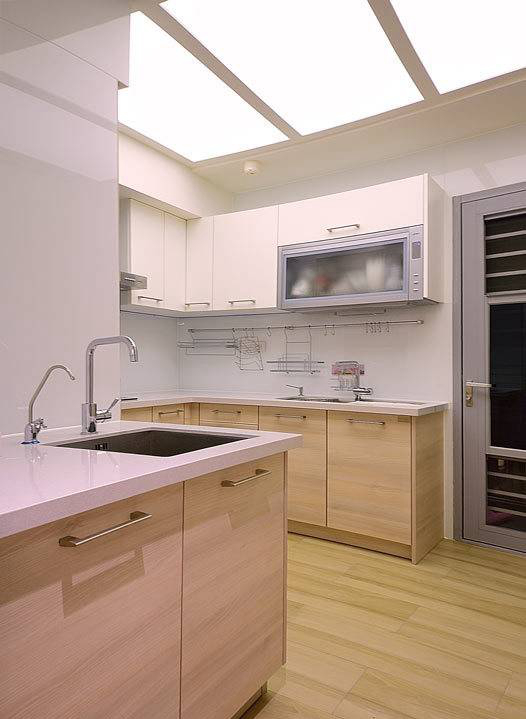 独立的厨房空间，可以杜绝油烟的问题；照明上，使用流明造型的天花，让内部明亮清透。