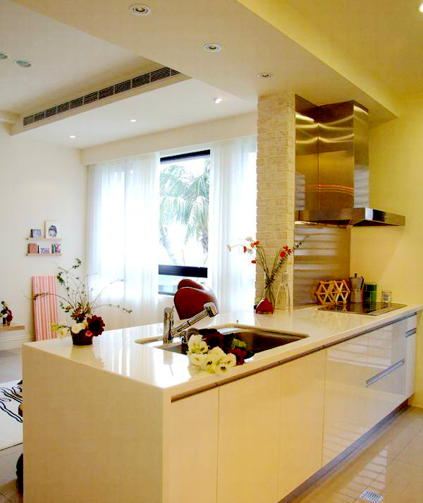 开放式厨房可与各个空间维持互动关系，白色厨具与室内调性和谐一致。 光影营造的气氛下，空间增添丰富线条。