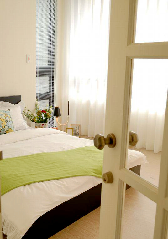 主卧室拥有双面采光，规划适当的收纳柜体，但不做过多的装饰，并且区别睡眠区及起居室两个场域。