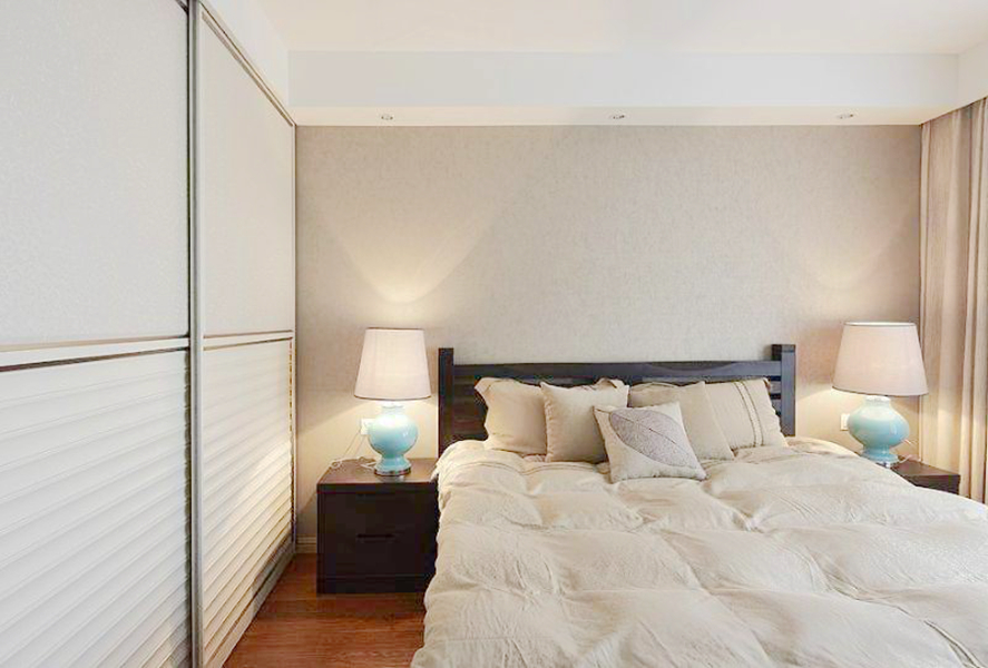 卧室的硬装部分只是为了满足灯光和顶部的层次感需求。