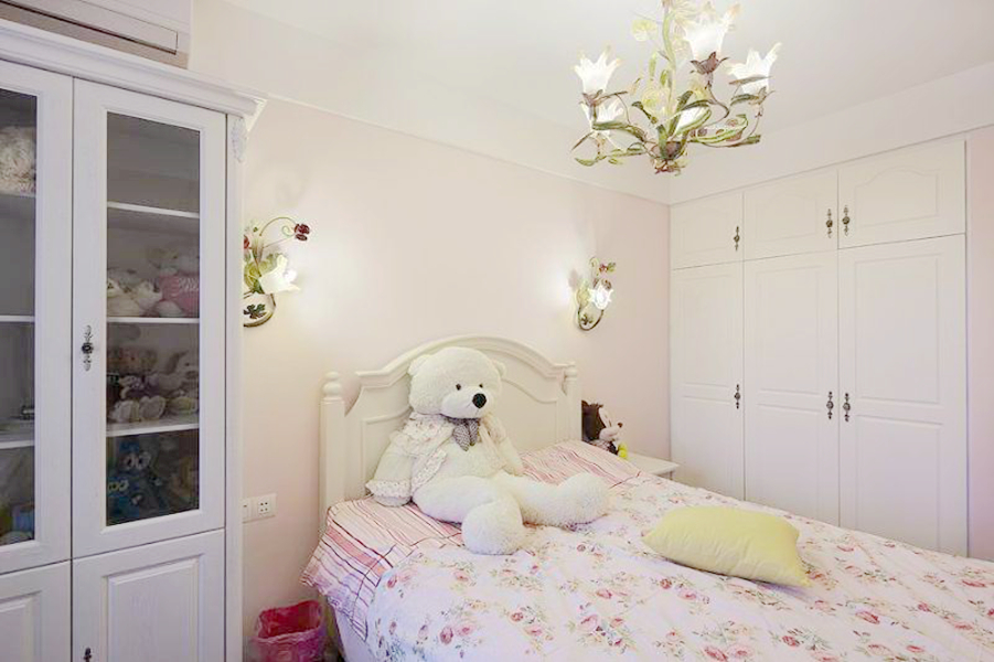 小孩的房间之前让她看了板床她说不喜欢，就喜欢这种欧式的，她的房间还是以她喜欢的风格去做的。