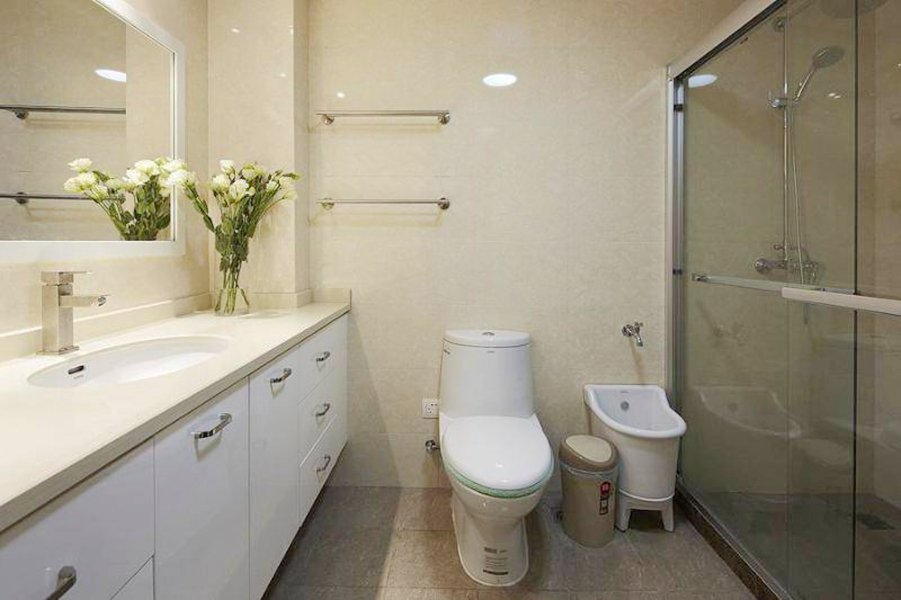 卫生间紧凑的布置，超大台面，增加实用功能。
