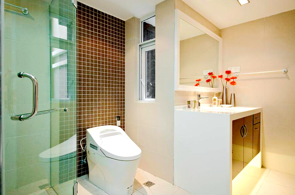 浅色调的卫生间简约明亮，带有强烈的现代风格。