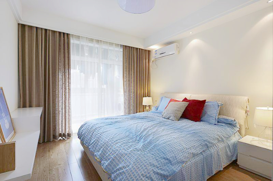 素色安静的卧室空间，柔软的床品，让睡眠质量得到了很大的提高。