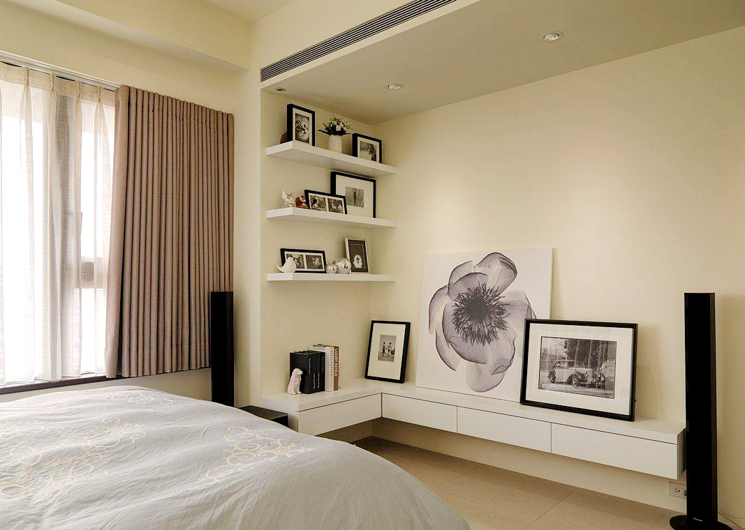 角落端黑与白的交汇让卧室整体极简又时尚。