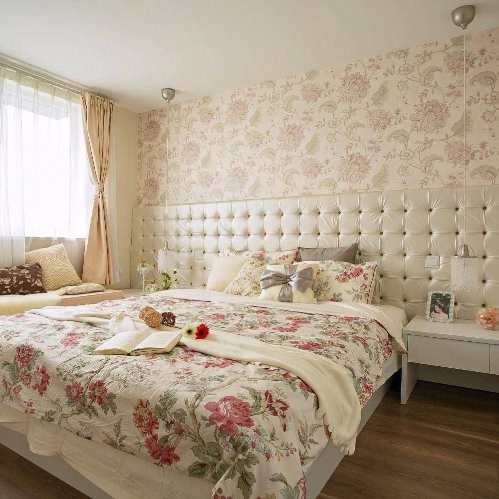 业主希望主卧的风格能够不用偏美式，尽量浪漫一点，于是设计了这样的充满粉色花朵的卧室！